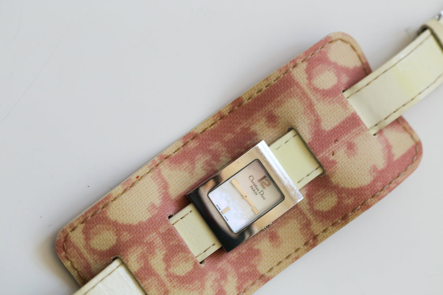 Dior montre en cuir avec fond motif Dior oblique