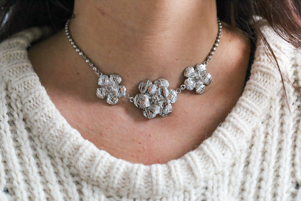 Chanel collier ras de cou modèle Camélia