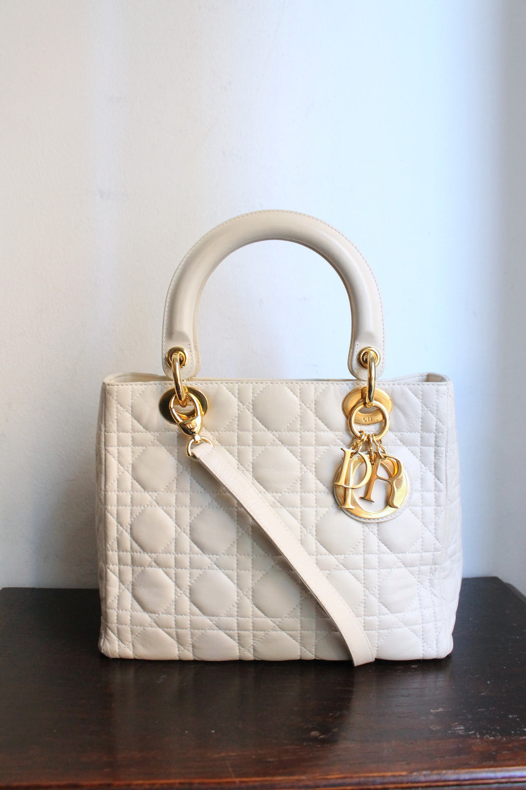 Dior sac à main modèle Lady Dior en cuir ivoire quincaillerie dorée
