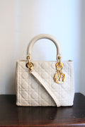 Dior sac à main modèle Lady Dior en cuir ivoire quincaillerie dorée