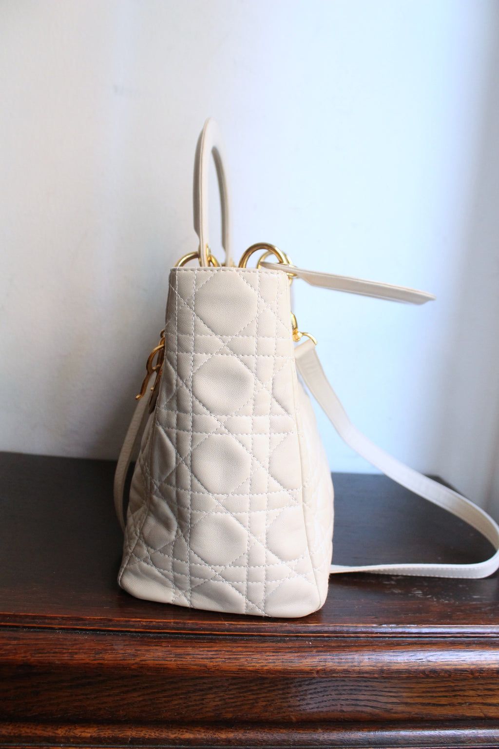 Dior sac à main modèle Lady Dior en cuir ivoire quincaillerie dorée