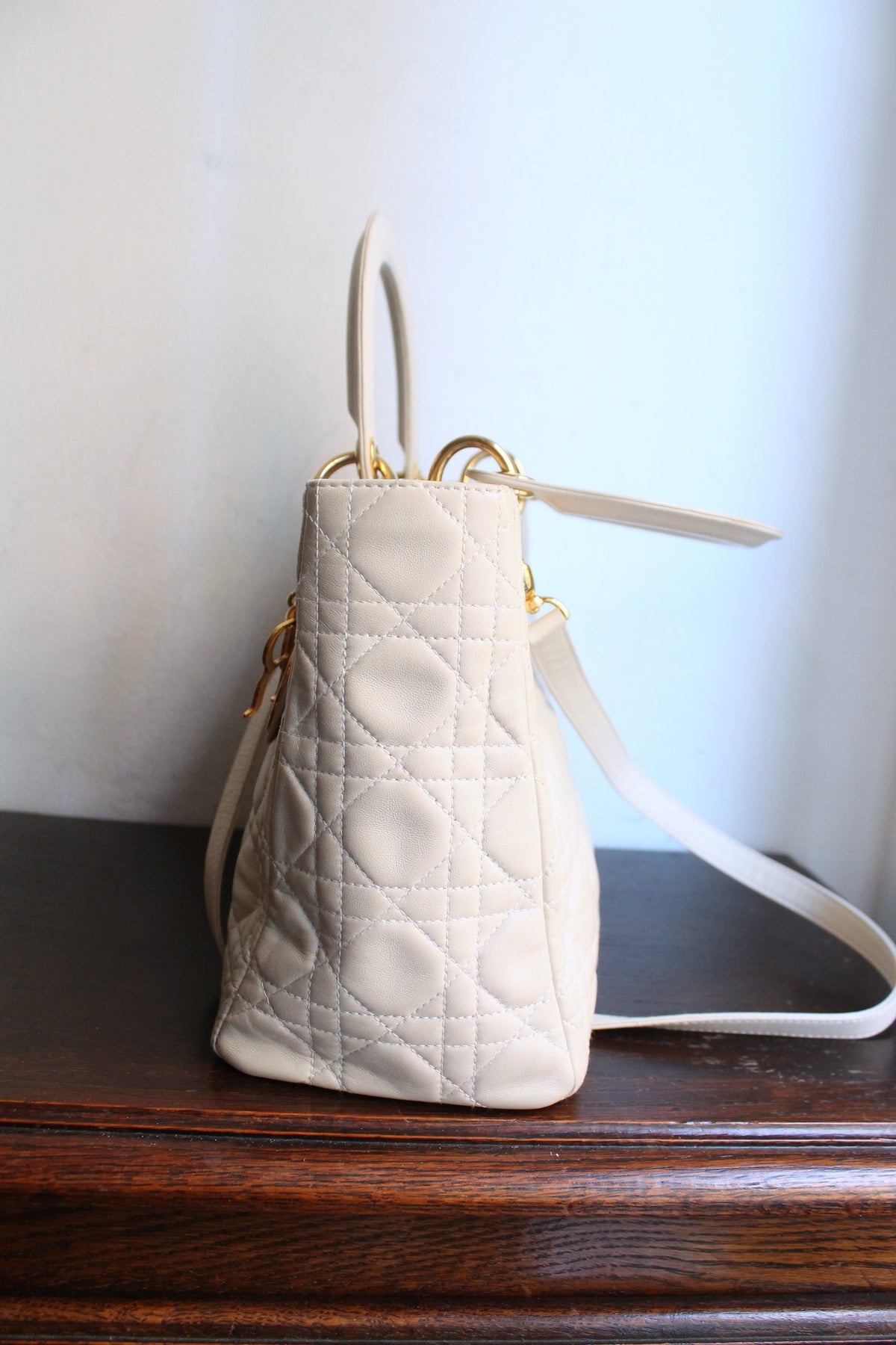 Dior sac à main modèle Lady Dior en cuir ivoire quincaillerie dorée