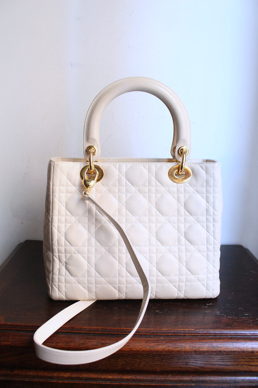 Dior sac à main modèle Lady Dior en cuir ivoire quincaillerie dorée