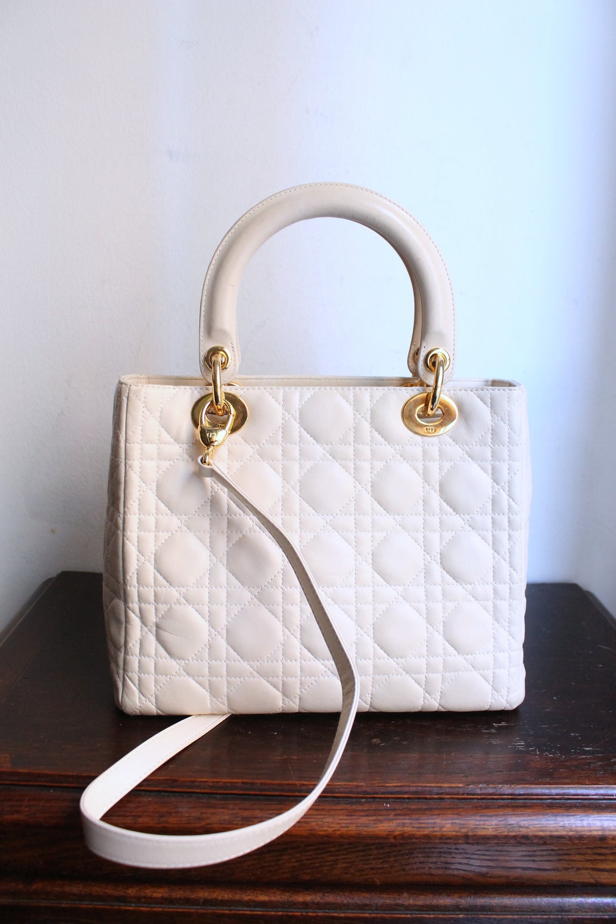 Dior sac à main modèle Lady Dior en cuir ivoire quincaillerie dorée