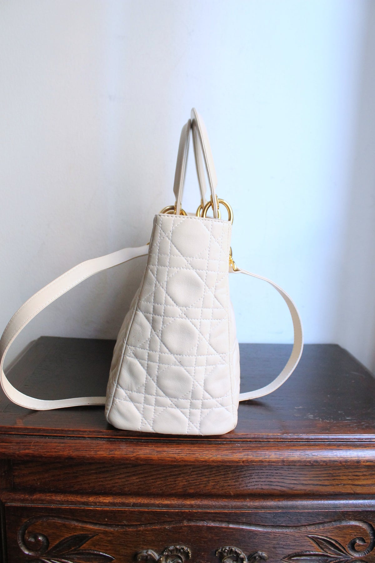 Dior sac à main modèle Lady Dior en cuir ivoire quincaillerie dorée