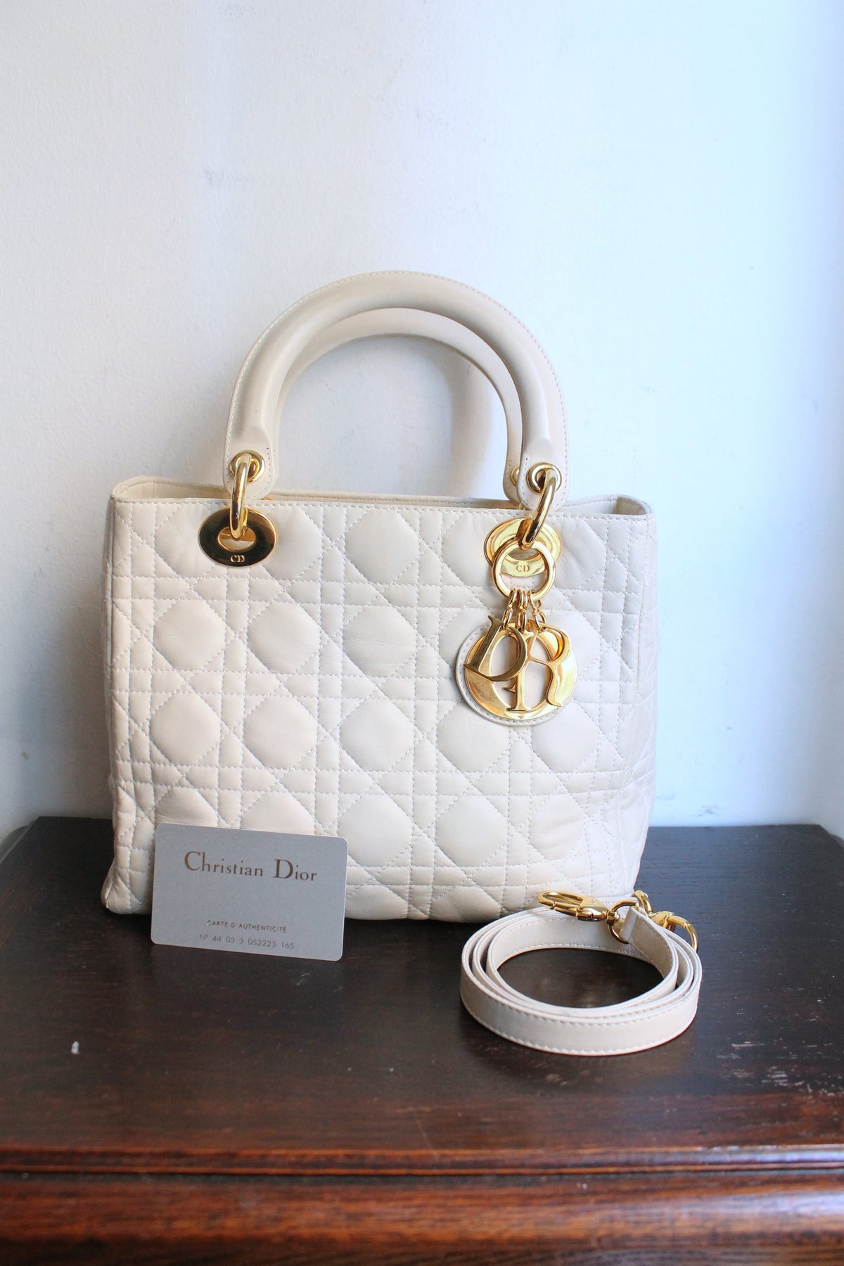 Dior sac à main modèle Lady Dior en cuir ivoire quincaillerie dorée