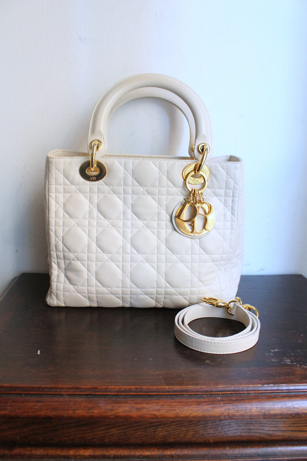 Dior sac à main modèle Lady Dior en cuir ivoire quincaillerie dorée