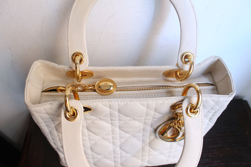 Dior sac à main modèle Lady Dior en cuir ivoire quincaillerie dorée