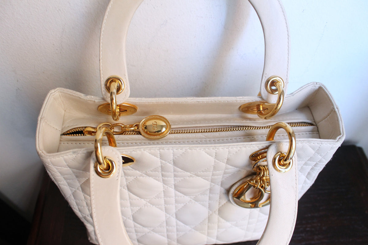 Dior sac à main modèle Lady Dior en cuir ivoire quincaillerie dorée