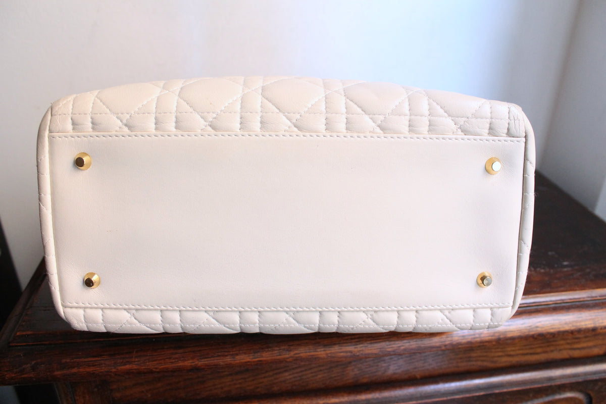 Dior sac à main modèle Lady Dior en cuir ivoire quincaillerie dorée