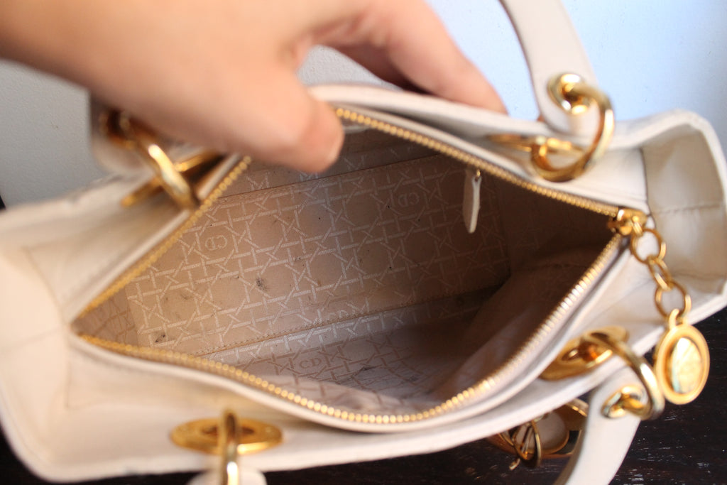Dior sac à main modèle Lady Dior en cuir ivoire quincaillerie dorée