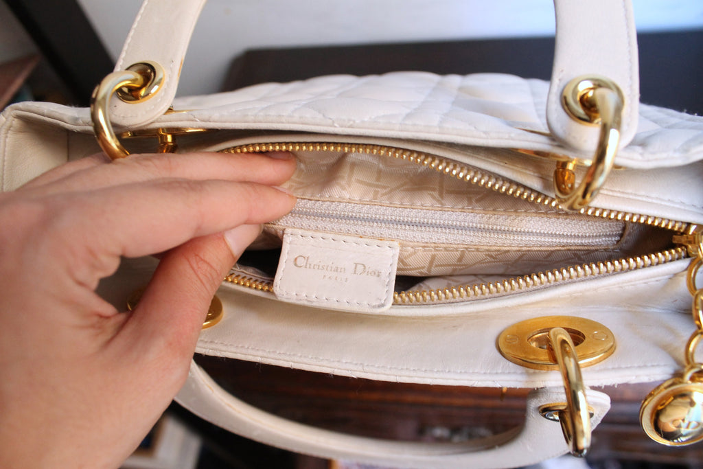 Dior sac à main modèle Lady Dior en cuir ivoire quincaillerie dorée