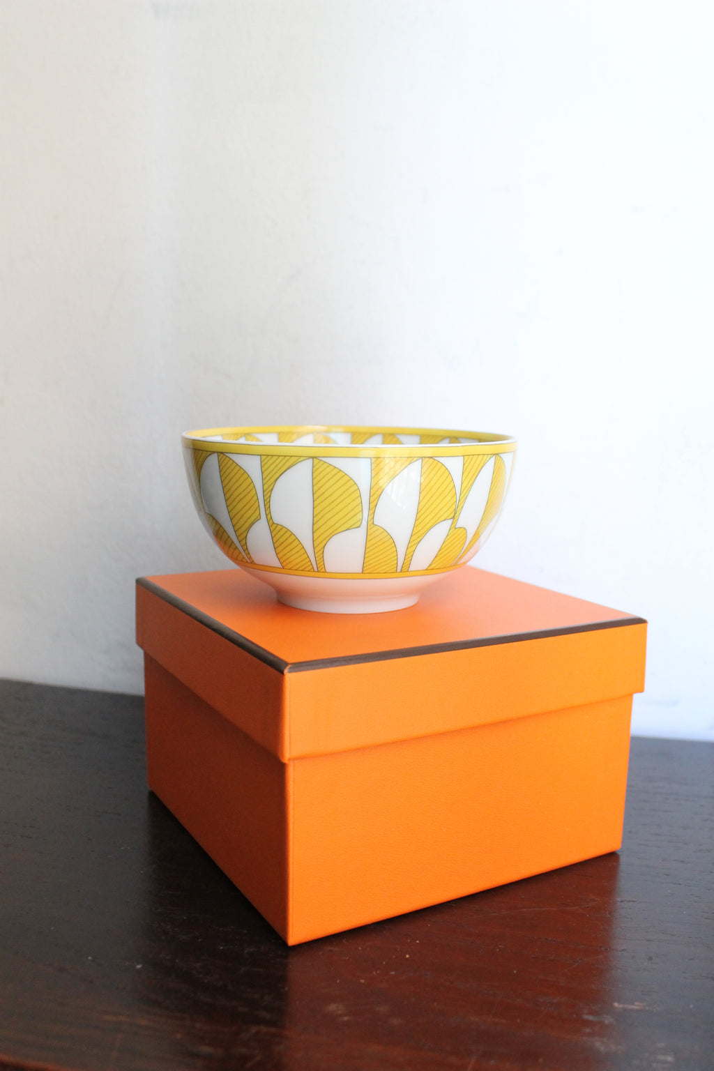 Hermès bol moyen en porcelaine modèle "Soleil d'Hermès" jaune et blanc neuf