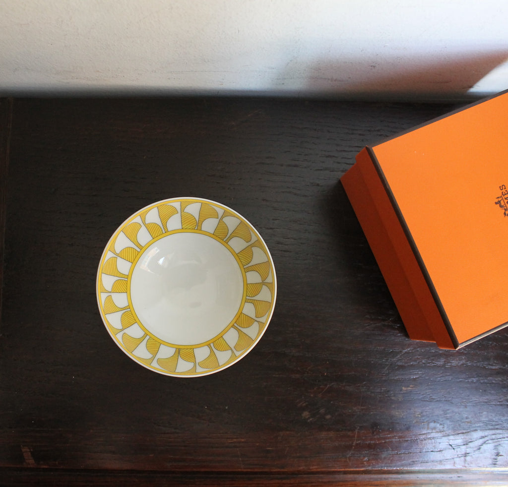 Hermès bol moyen en porcelaine modèle "Soleil d'Hermès" jaune et blanc neuf
