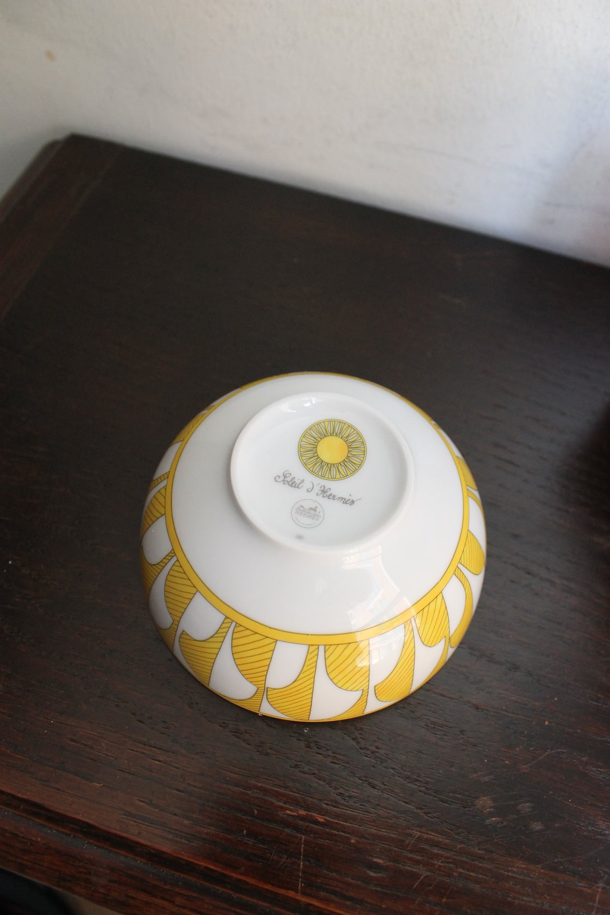Hermès bol moyen en porcelaine modèle "Soleil d'Hermès" jaune et blanc neuf