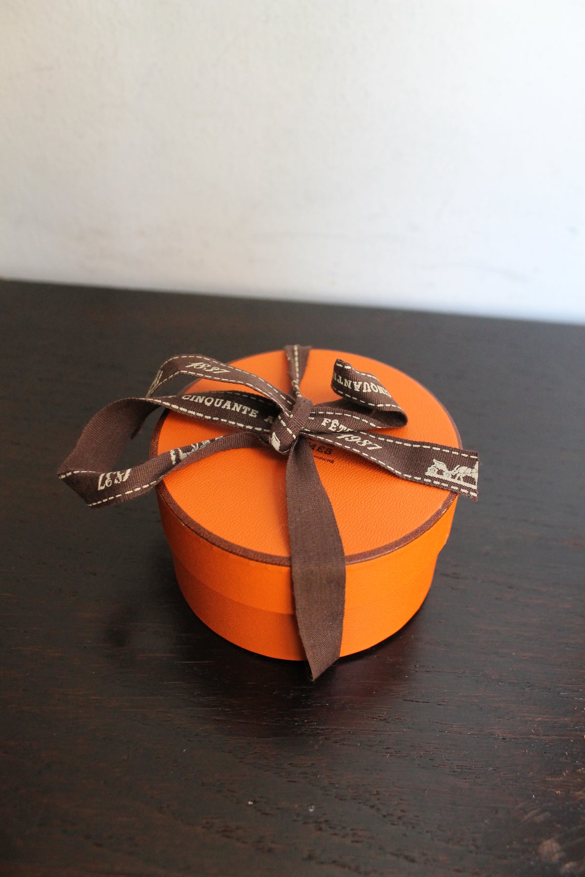Hermès bracelet modèle Charm Mall en métal doré pourtour en lézard camel