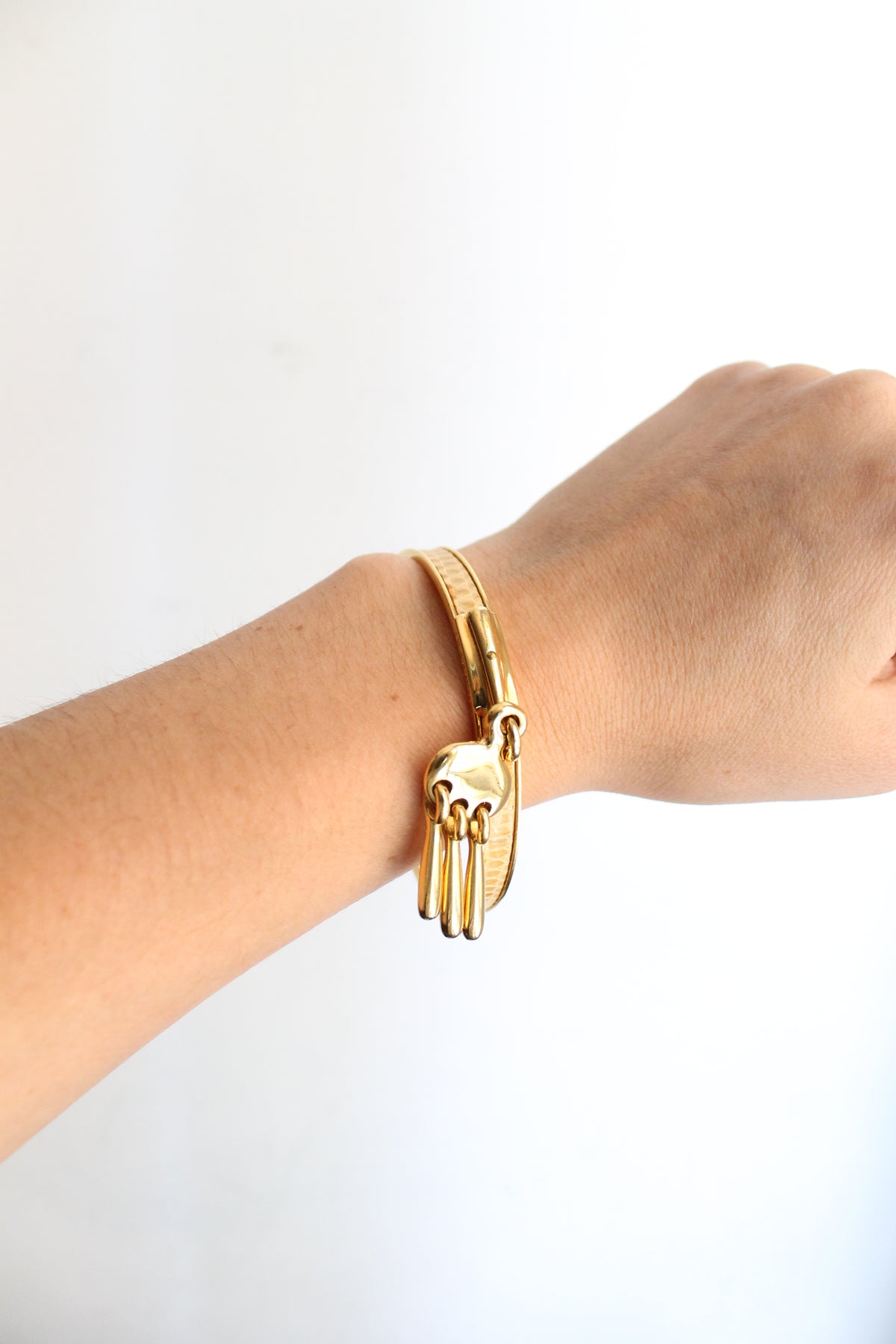 Hermès bracelet modèle Charm Mall en métal doré pourtour en lézard camel