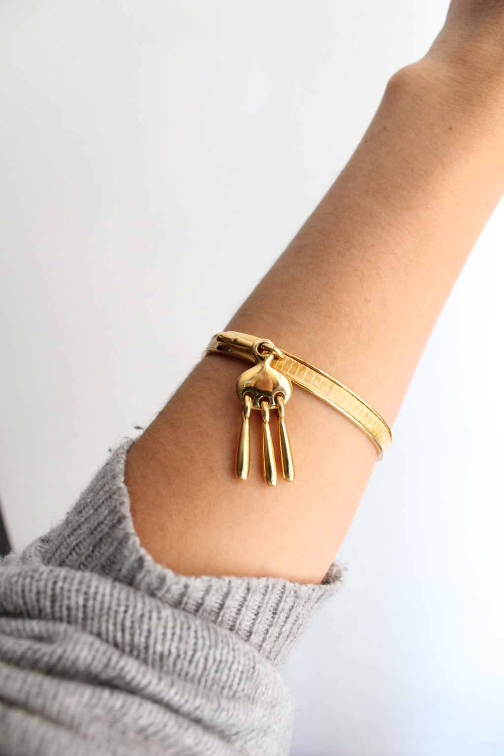 Hermès bracelet modèle Charm Mall en métal doré pourtour en lézard camel