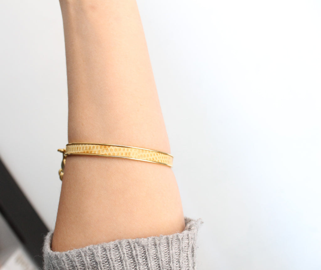 Hermès bracelet modèle Charm Mall en métal doré pourtour en lézard camel