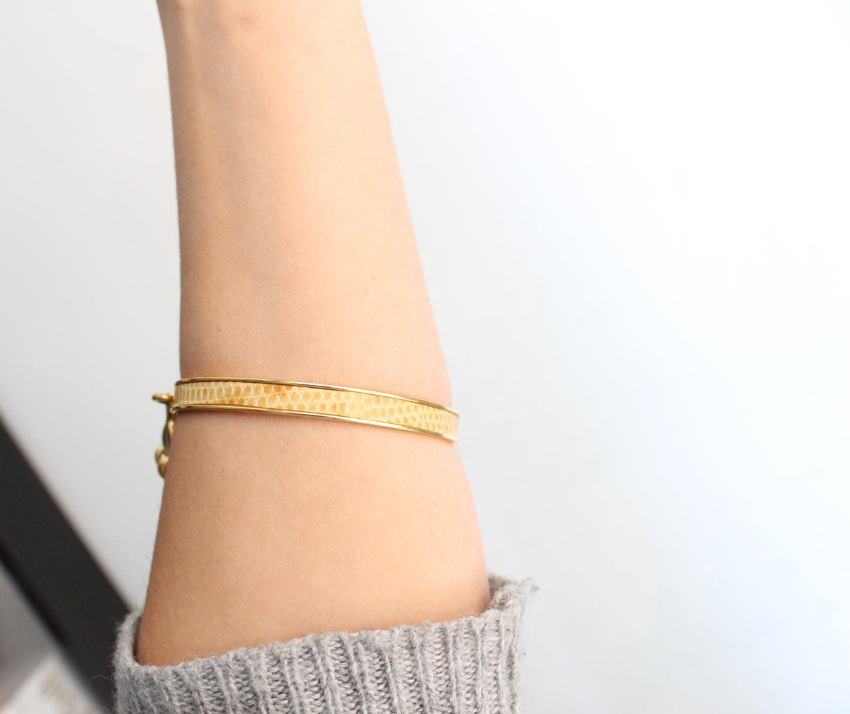 Hermès bracelet modèle Charm Mall en métal doré pourtour en lézard camel