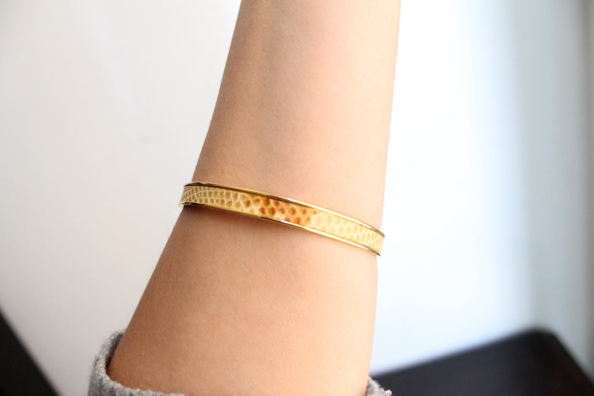 Hermès bracelet modèle Charm Mall en métal doré pourtour en lézard camel