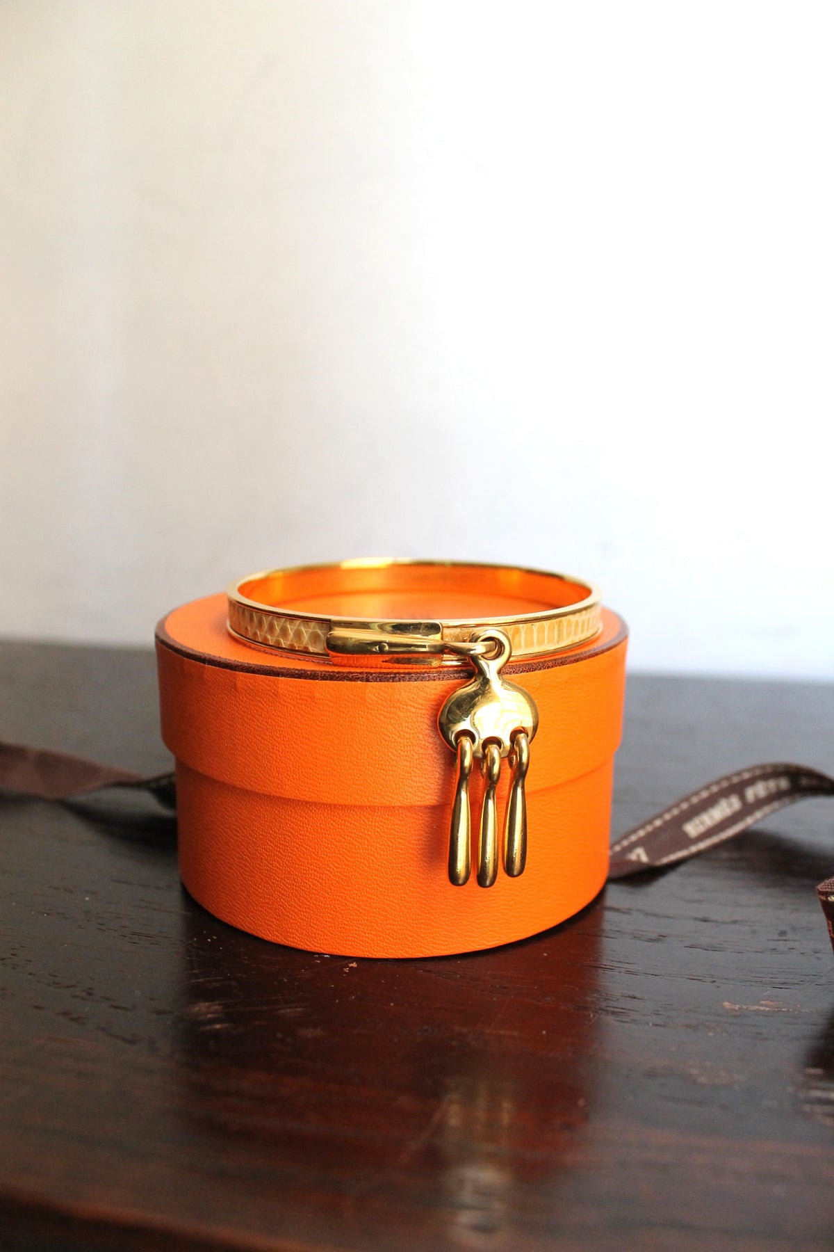 Hermès bracelet modèle Charm Mall en métal doré pourtour en lézard camel