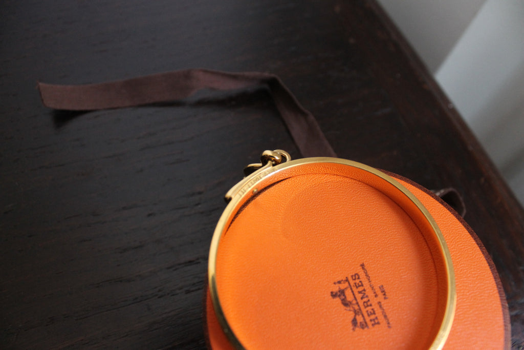 Hermès bracelet modèle Charm Mall en métal doré pourtour en lézard camel