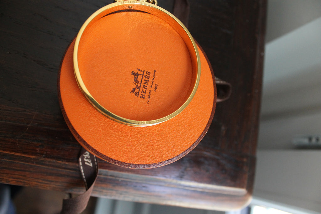 Hermès bracelet modèle Charm Mall en métal doré pourtour en lézard camel