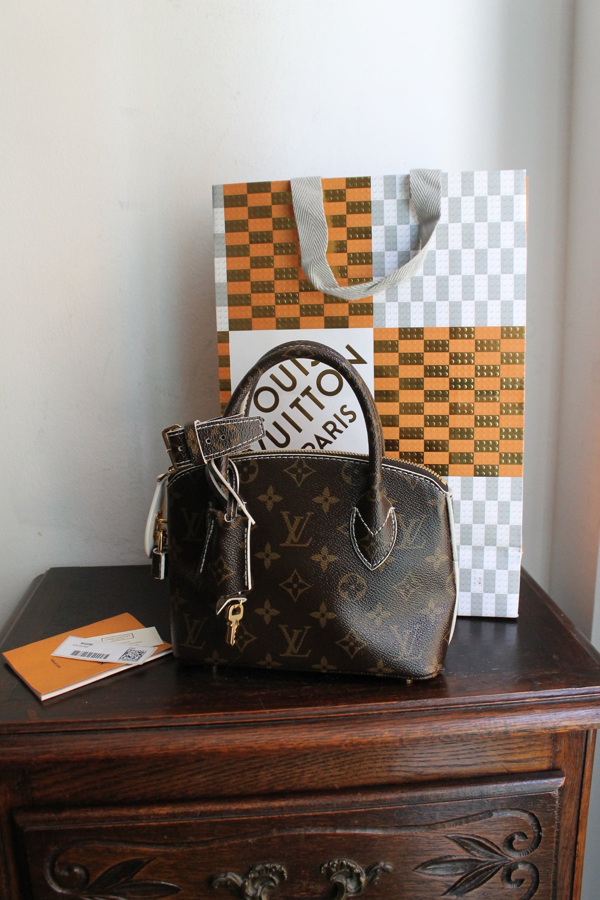Louis Vuitton sac modèle Lock It BB en toile monogram neuf jamais porté