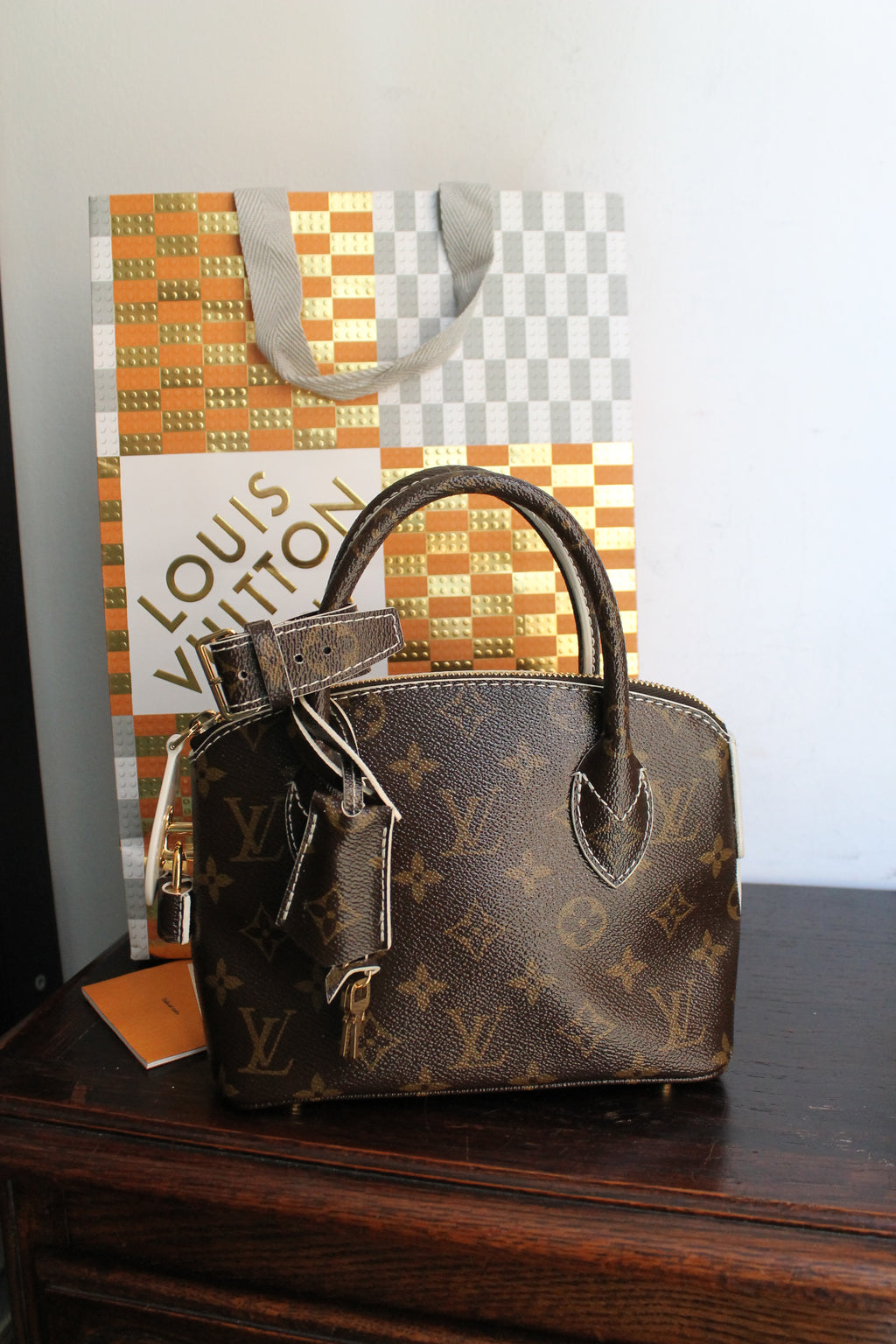 Louis Vuitton sac modèle Lock It BB en toile monogram neuf jamais porté