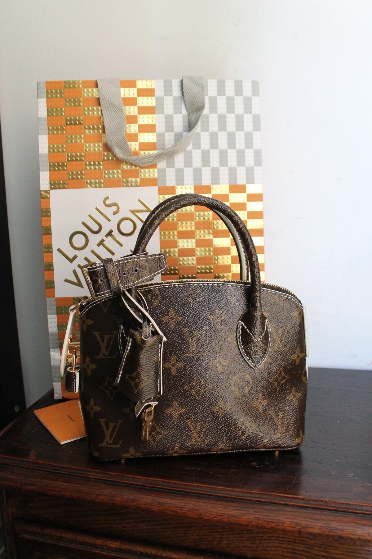 Louis Vuitton sac modèle Lock It BB en toile monogram neuf jamais porté