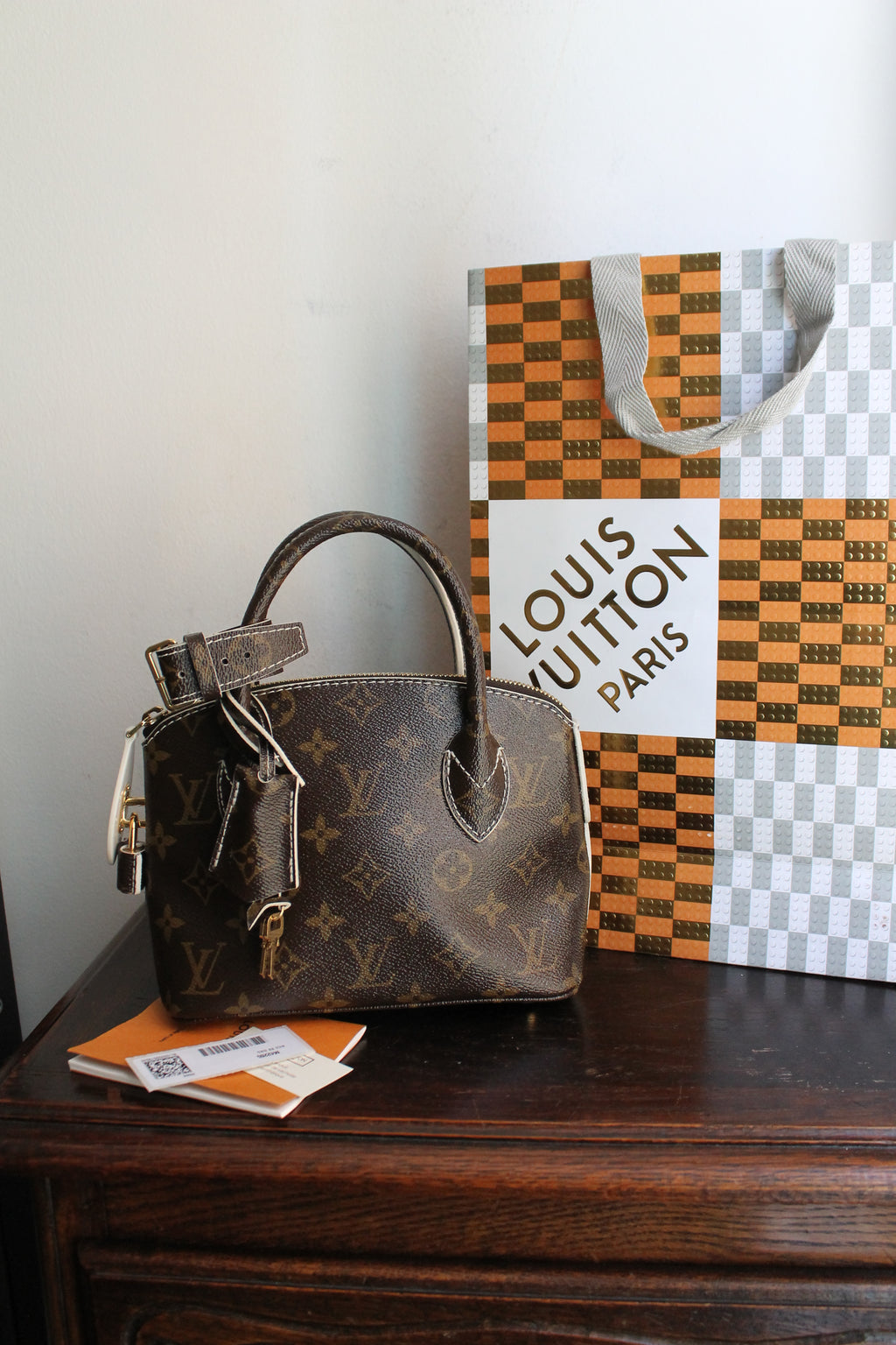 Louis Vuitton sac modèle Lock It BB en toile monogram neuf jamais porté