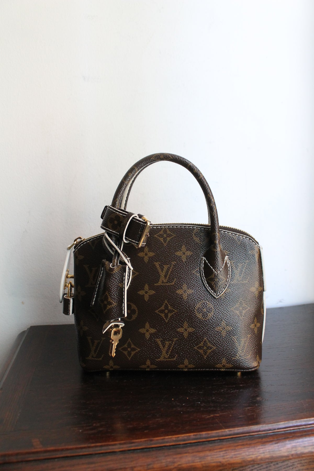 Louis Vuitton sac modèle Lock It BB en toile monogram neuf jamais porté