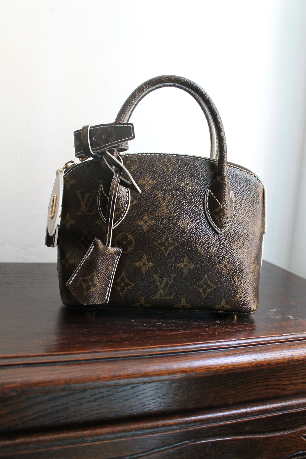 Louis Vuitton sac modèle Lock It BB en toile monogram neuf jamais porté