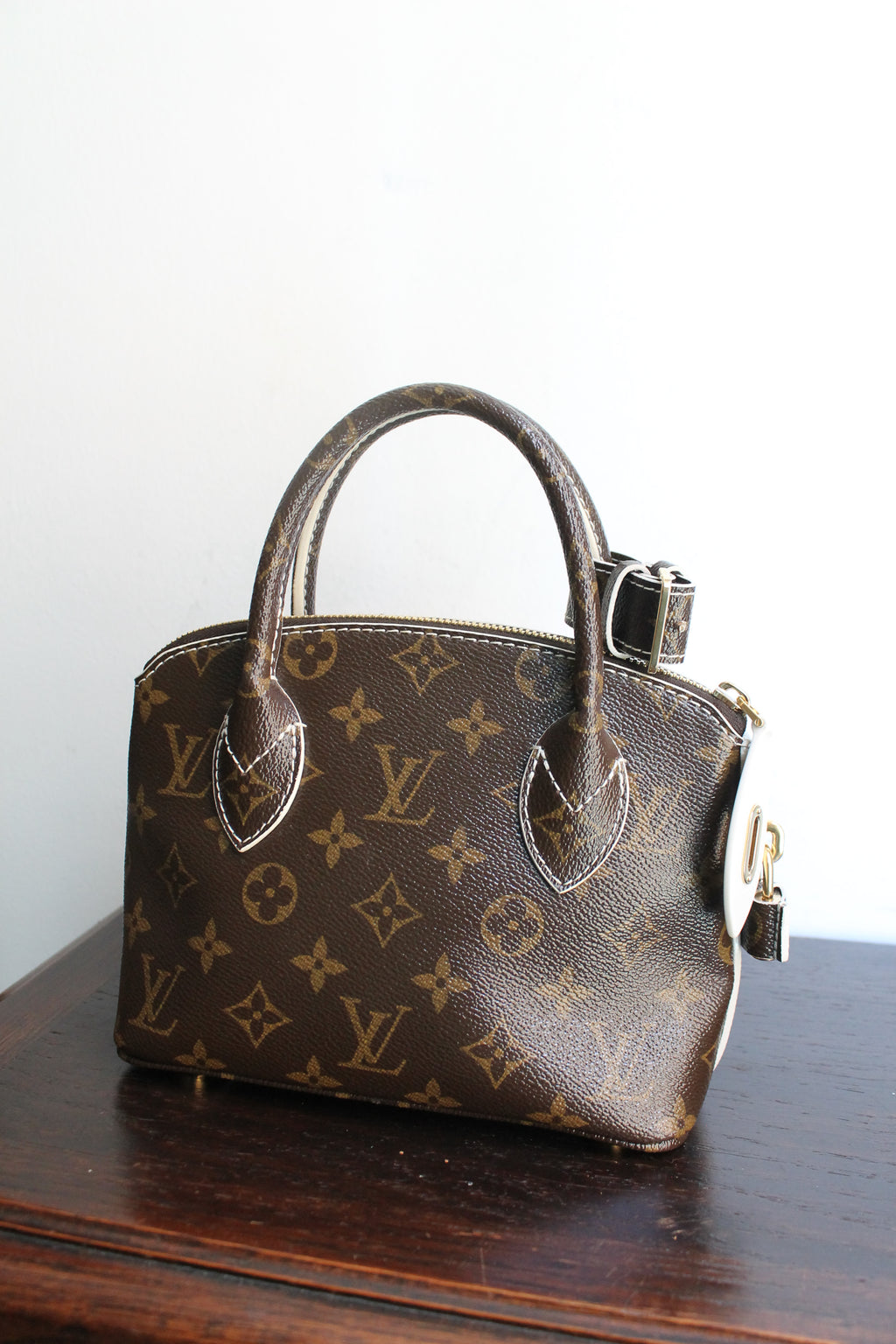 Louis Vuitton sac modèle Lock It BB en toile monogram neuf jamais porté