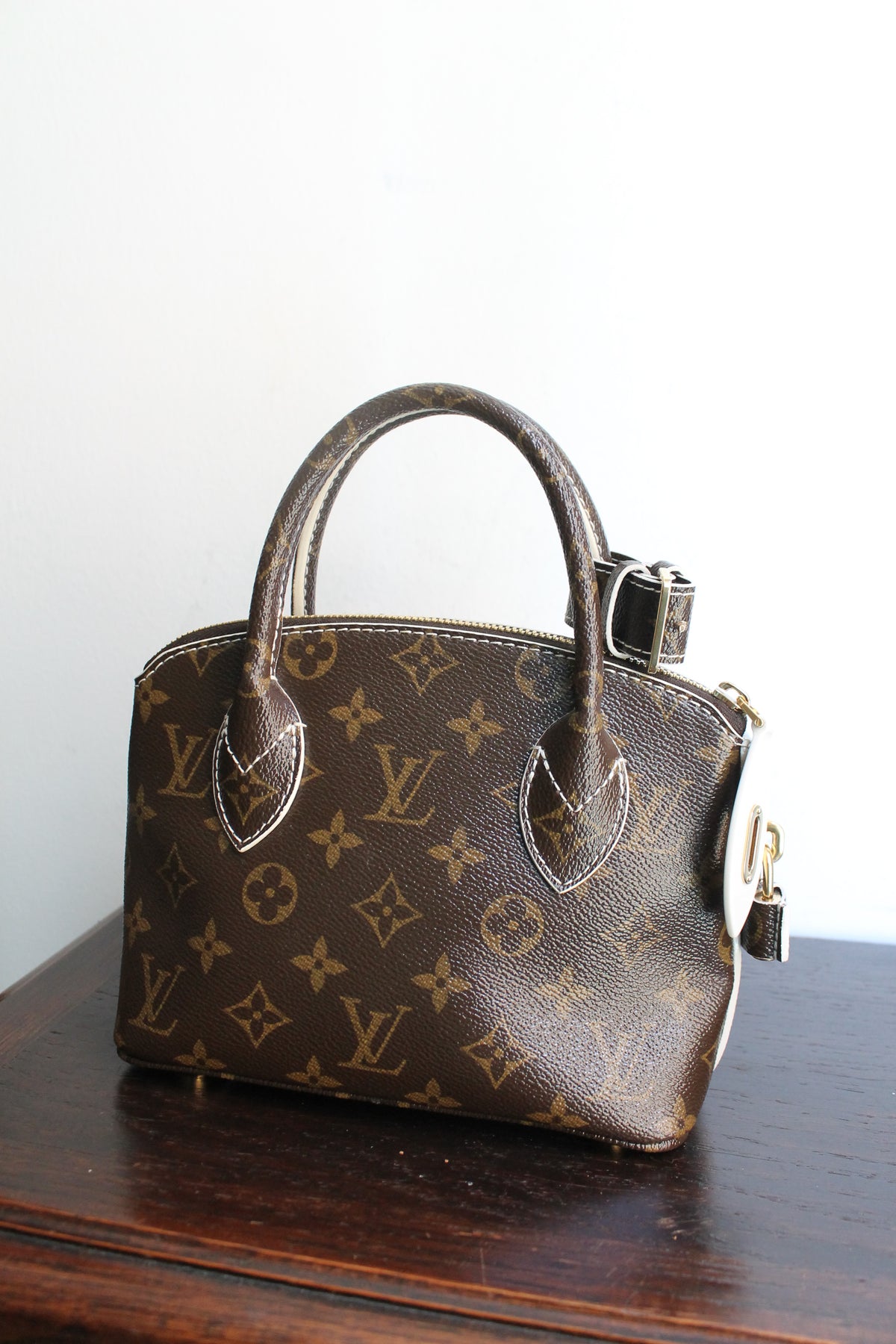 Louis Vuitton sac modèle Lock It BB en toile monogram neuf jamais porté