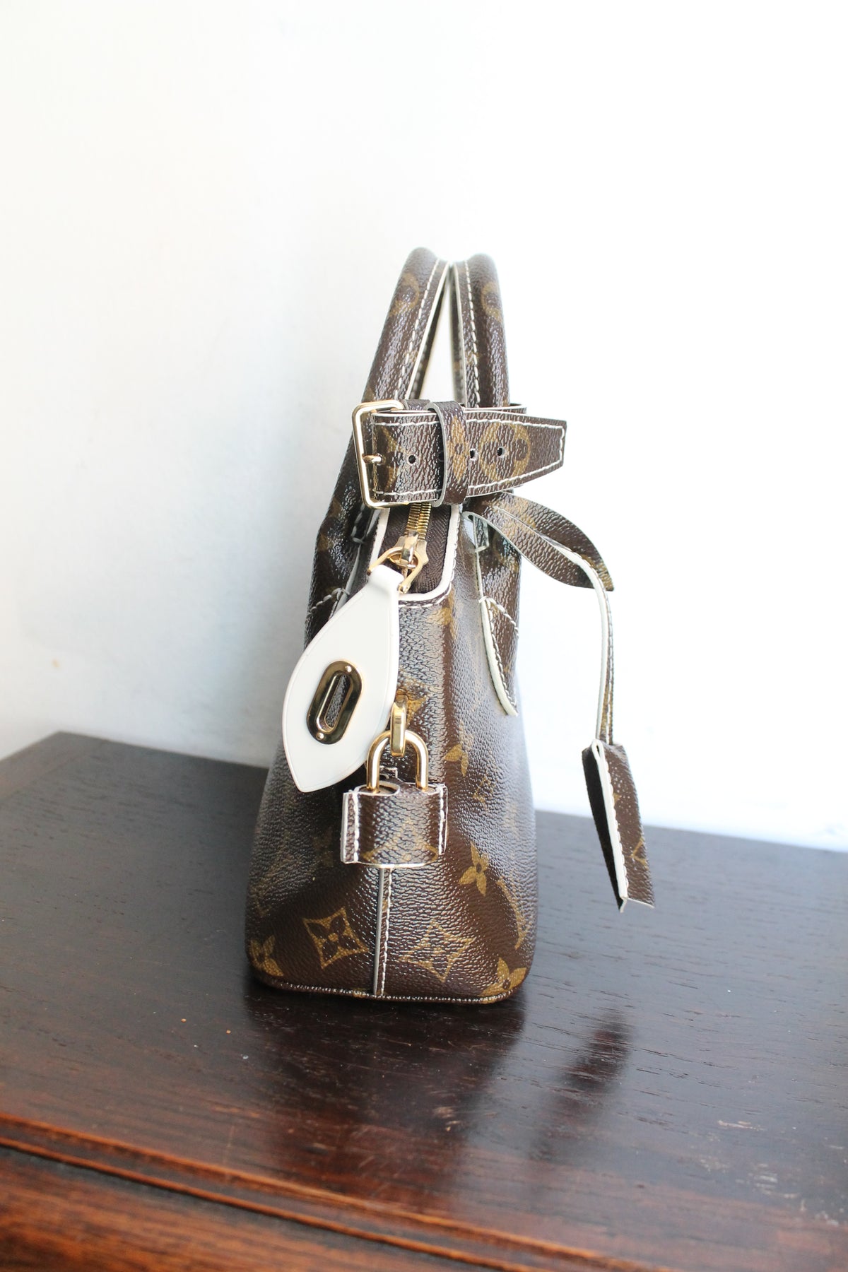 Louis Vuitton sac modèle Lock It BB en toile monogram neuf jamais porté
