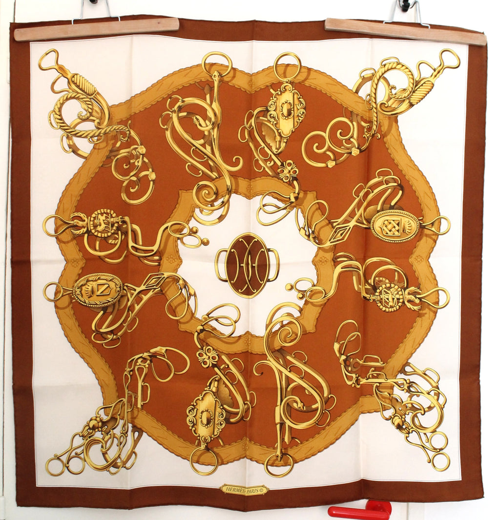 Hermès carré en soie coloris dominants marron blanc et or