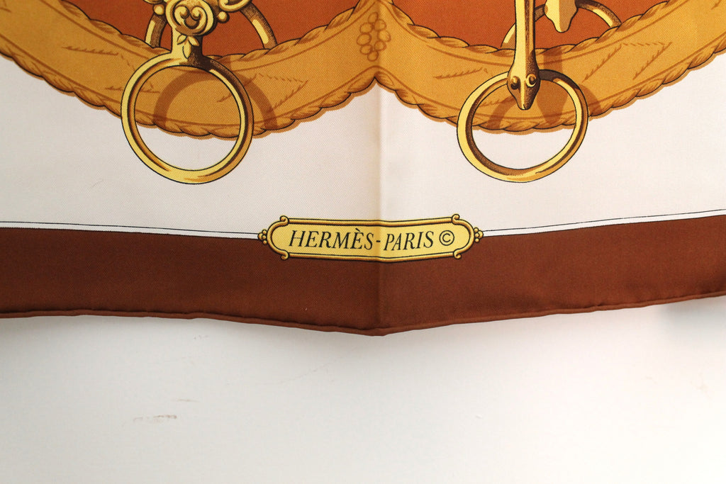 Hermès carré en soie coloris dominants marron blanc et or