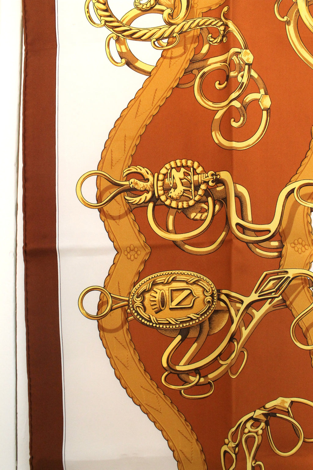 Hermès carré en soie coloris dominants marron blanc et or