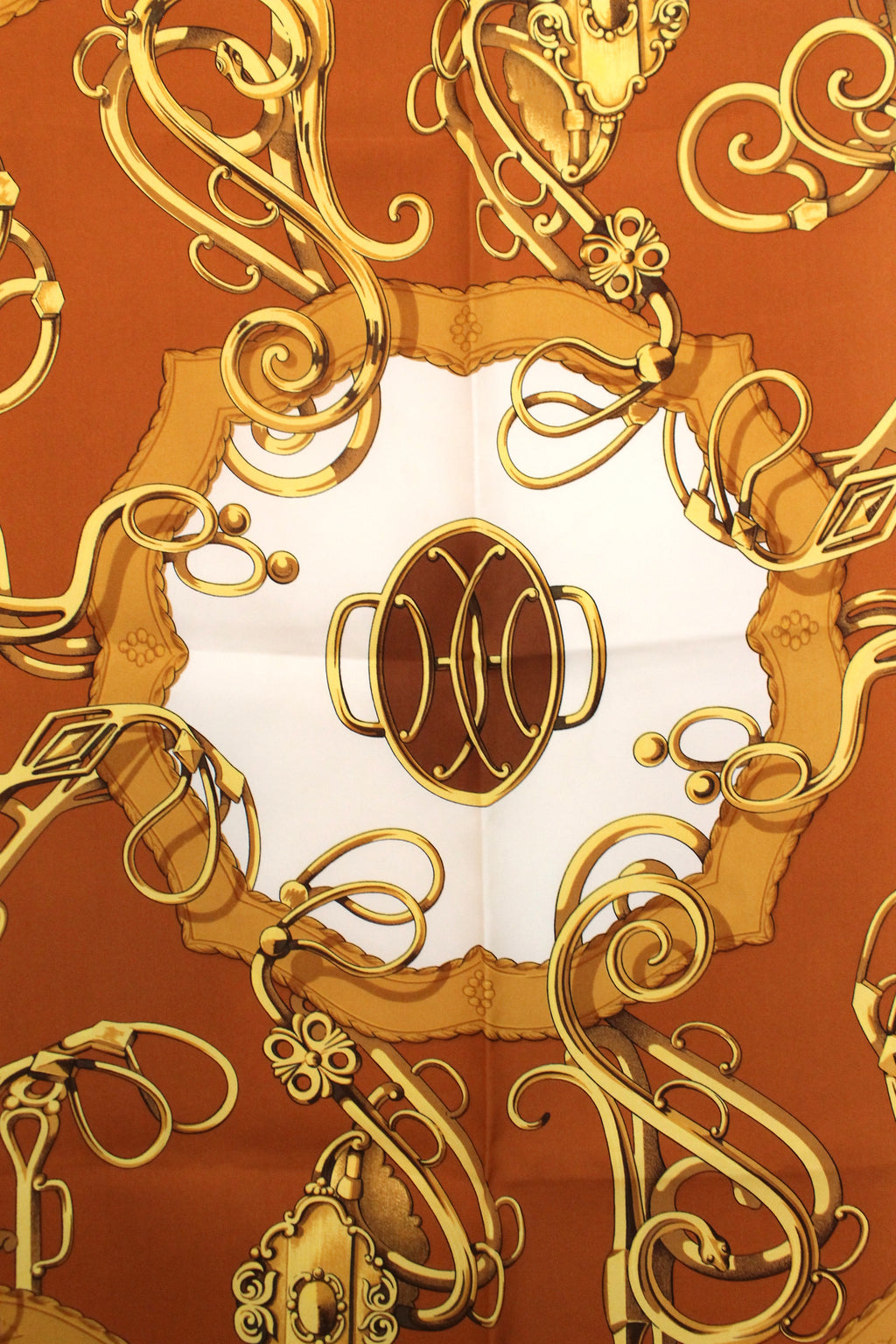 Hermès carré en soie coloris dominants marron blanc et or