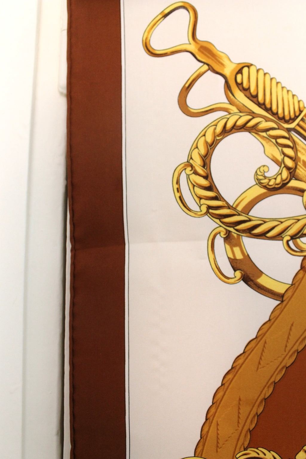 Hermès carré en soie coloris dominants marron blanc et or