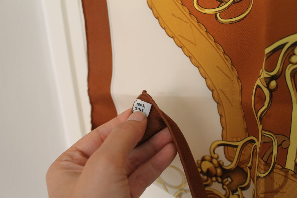 Hermès carré en soie coloris dominants marron blanc et or