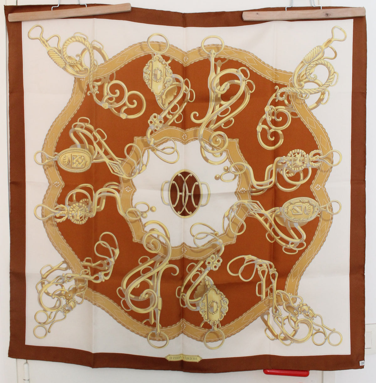 Hermès carré en soie coloris dominants marron blanc et or