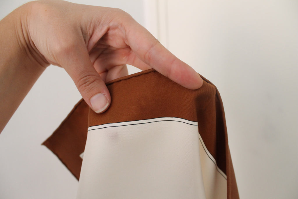 Hermès carré en soie coloris dominants marron blanc et or
