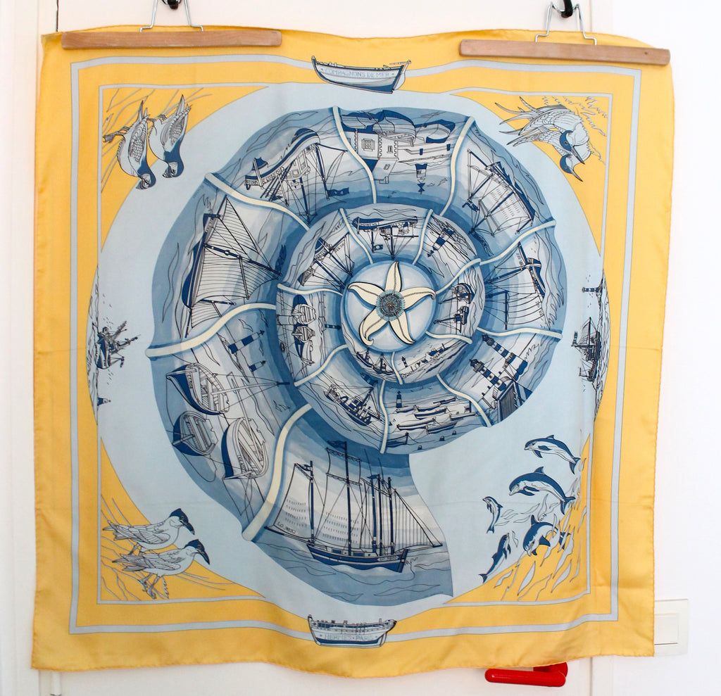 Hermès carré en soie modèle "Compagnons de Mer" jaune et bleu