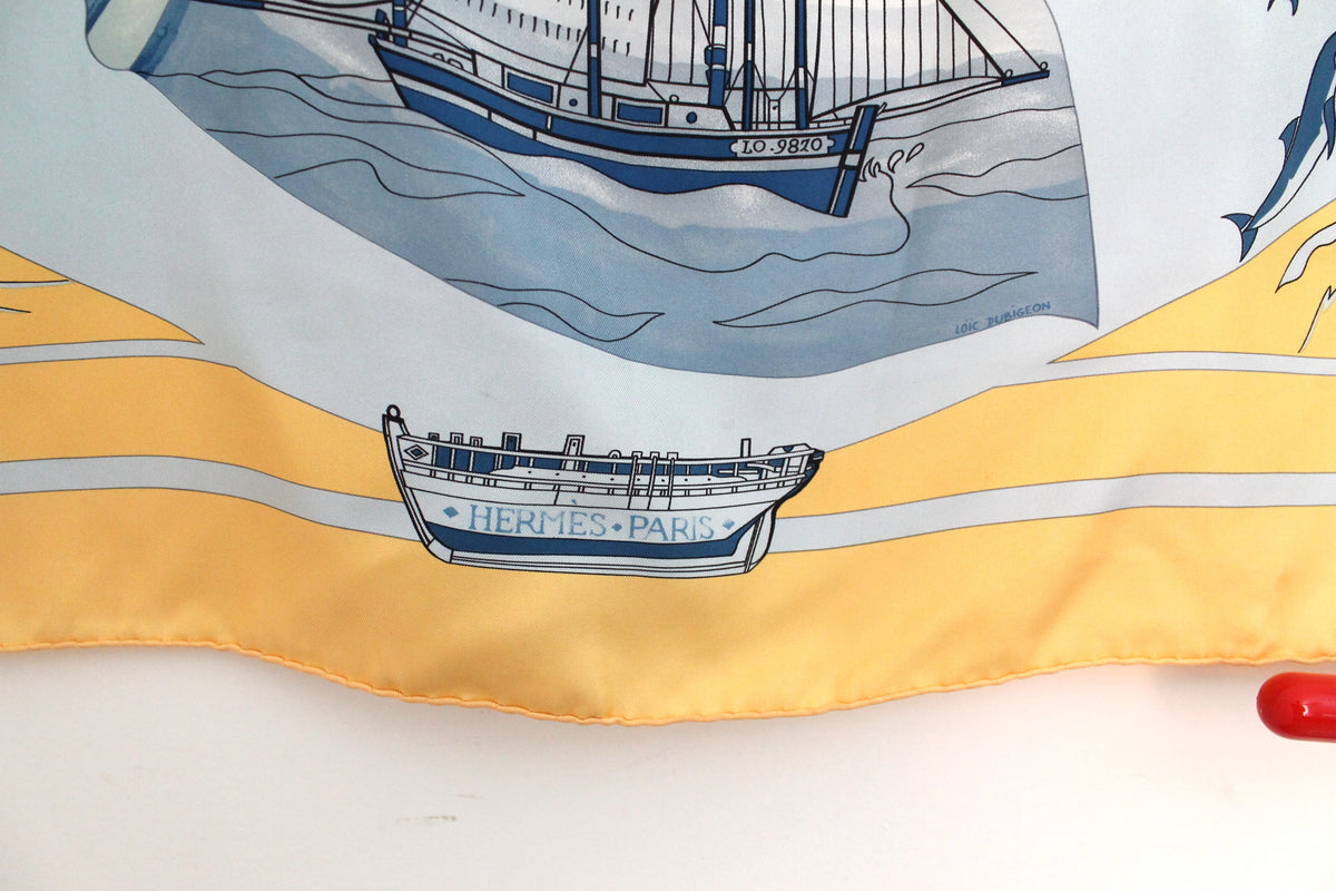 Hermès carré en soie modèle "Compagnons de Mer" jaune et bleu