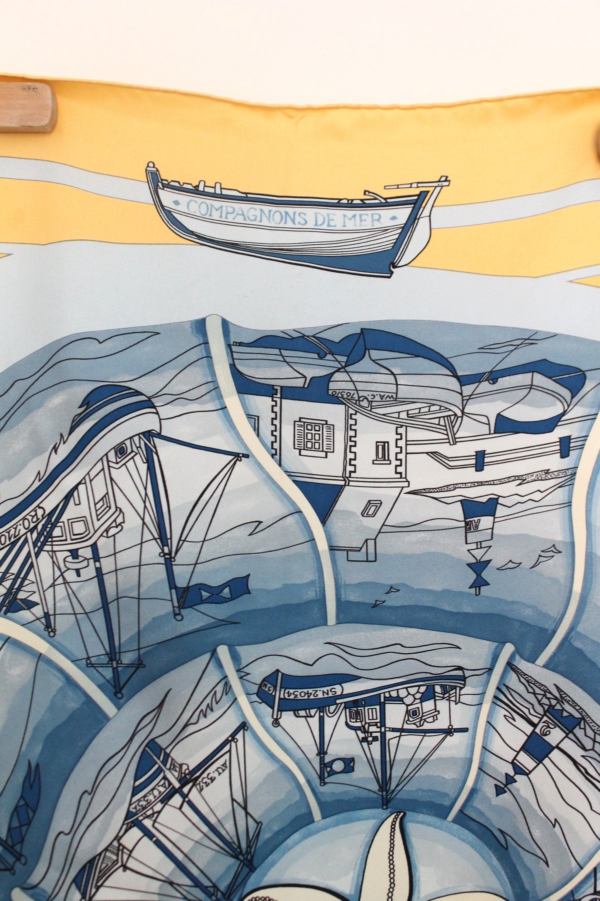Hermès carré en soie modèle "Compagnons de Mer" jaune et bleu