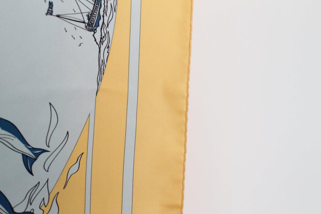 Hermès carré en soie modèle "Compagnons de Mer" jaune et bleu