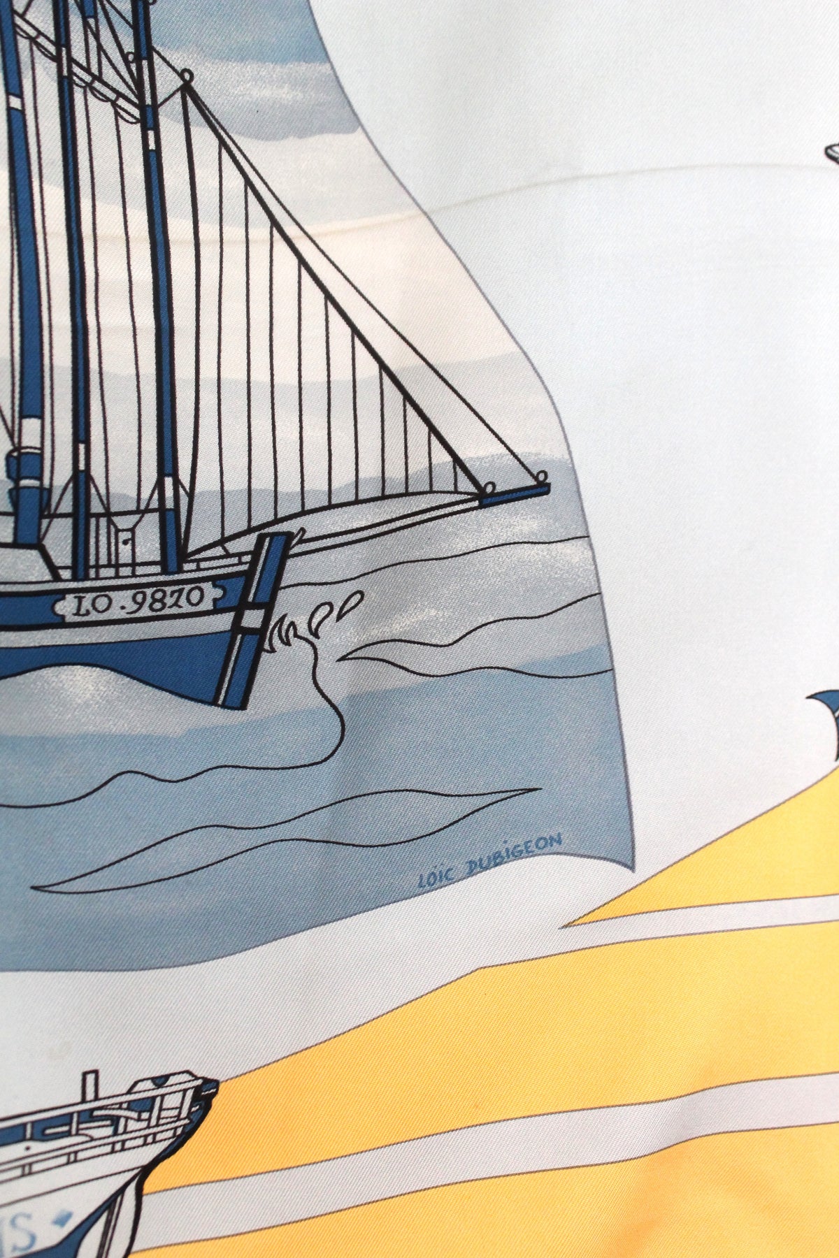 Hermès carré en soie modèle "Compagnons de Mer" jaune et bleu